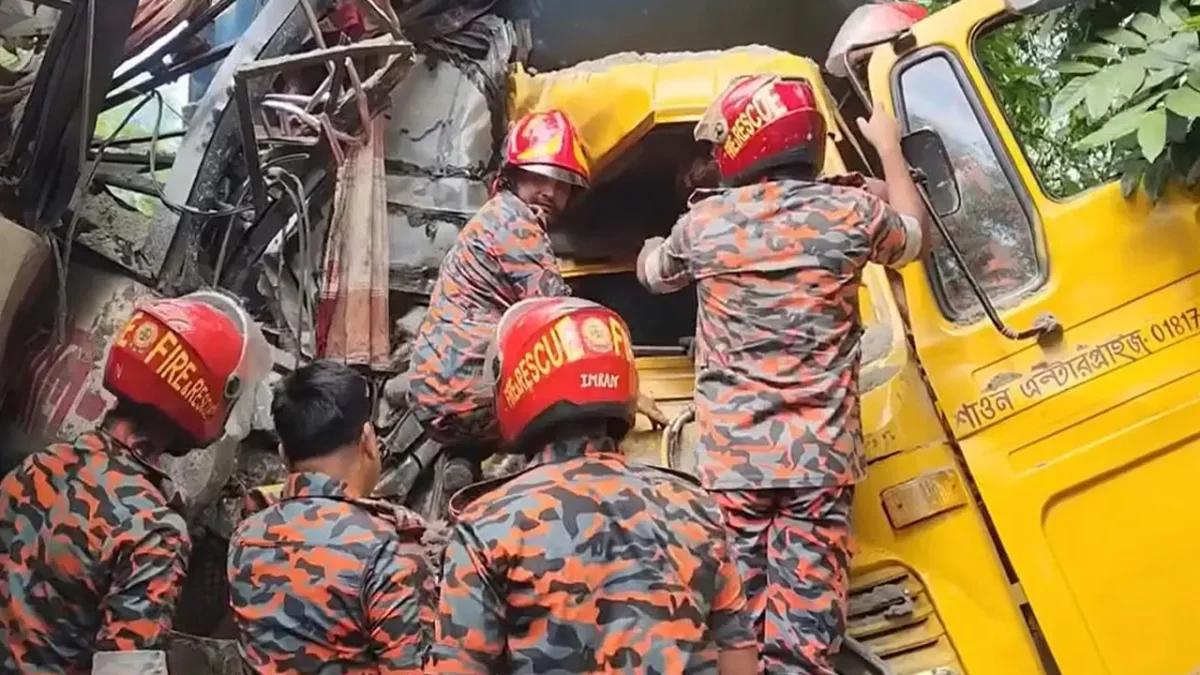 চাঁদপুরে যাত্রীবাহী বাস-ট্রাকের মুখোমুখি সংঘর্ষে নিহত ৩
