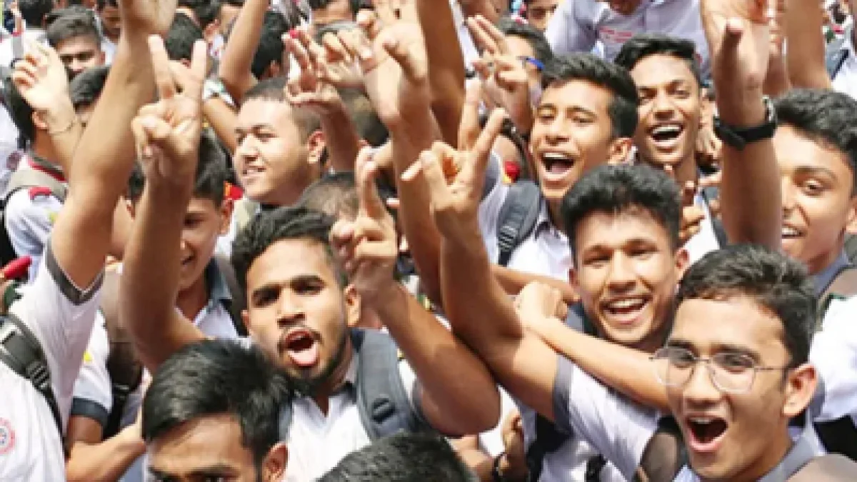 ফল প্রকাশের পর শিক্ষার্থীদের উল্লাস
