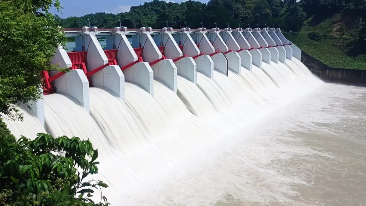 পানির চাপে ৩ ফুট খোলা হলো কাপ্তাই হ্রদের সব জলকপাট