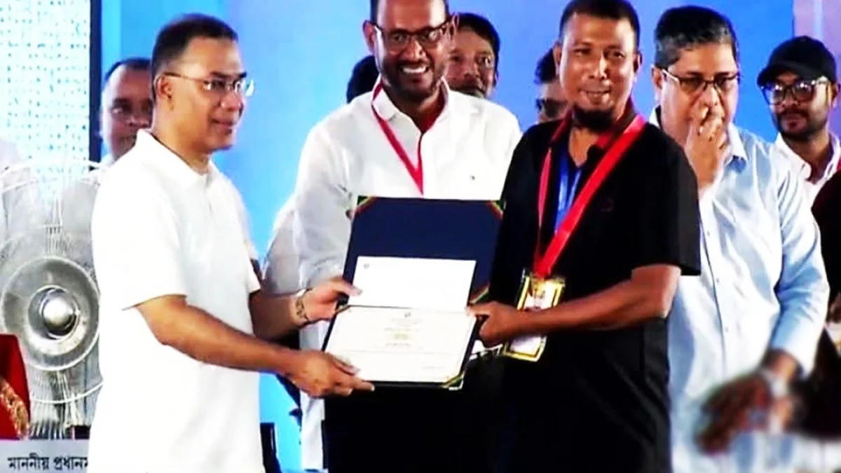 প্রধানমন্ত্রীর হাত থেকে স্বর্ণপদক নিলেন আওয়ামী লীগ নেতা