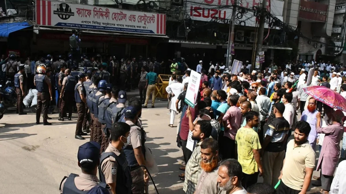 ইসলামী ব্যাংকের গ্রাহক ফোরাম ও চাকরিচ্যুতদের সংঘর্ষে আহত ৪৫