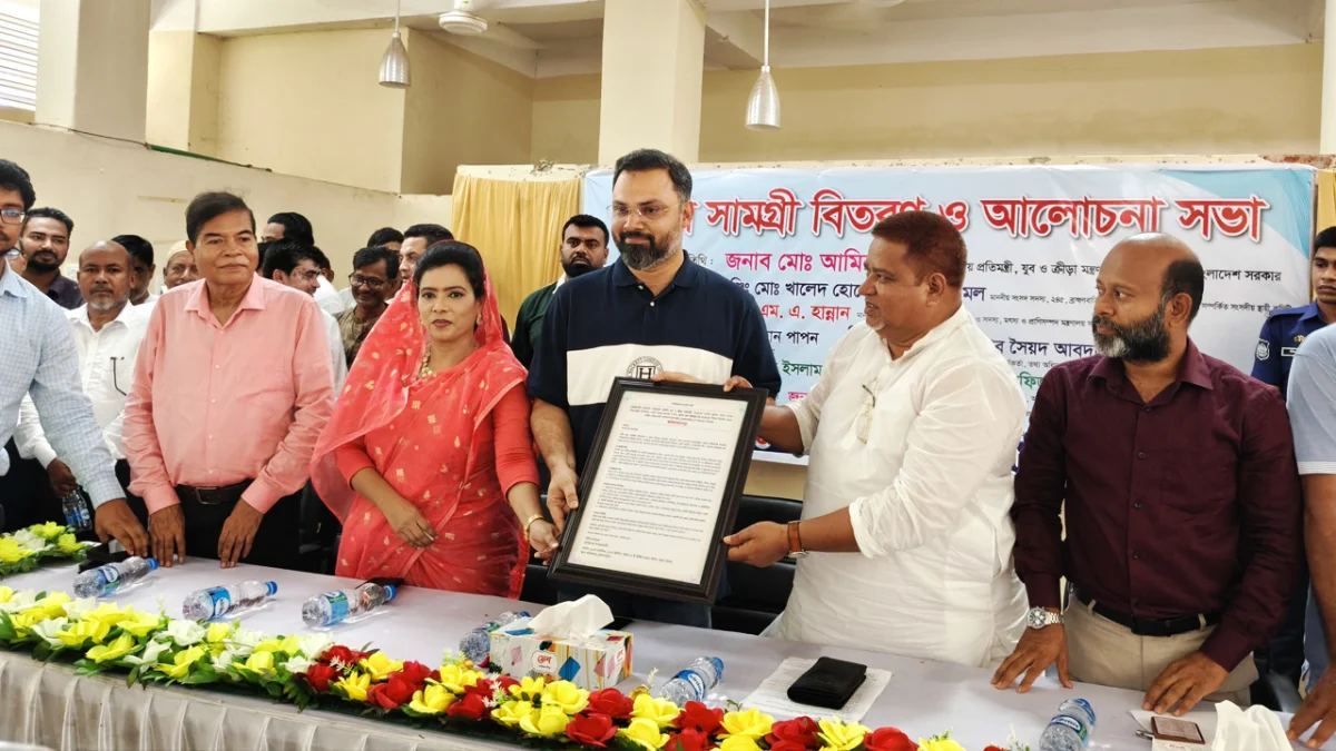 নাসিরনগরে শিক্ষার্থীদের মাঝে ক্রীড়া সামগ্রী বিতরণ