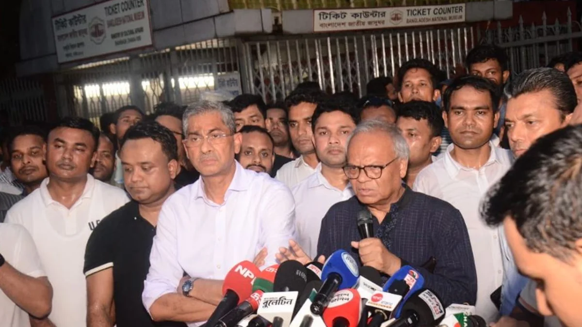শাহবাগে জাতীয় জাদুঘরের সামনে আয়োজিত এক প্রতিবাদ সমাবেশে বক্তৃতাকালে রিজভী