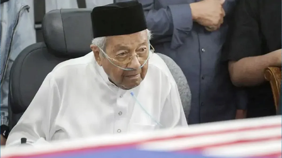 স্ত্রীর মৃত্যুর এক দিন পরেই হাসপাতালে ভর্তি মাহাথির মোহাম্মদ