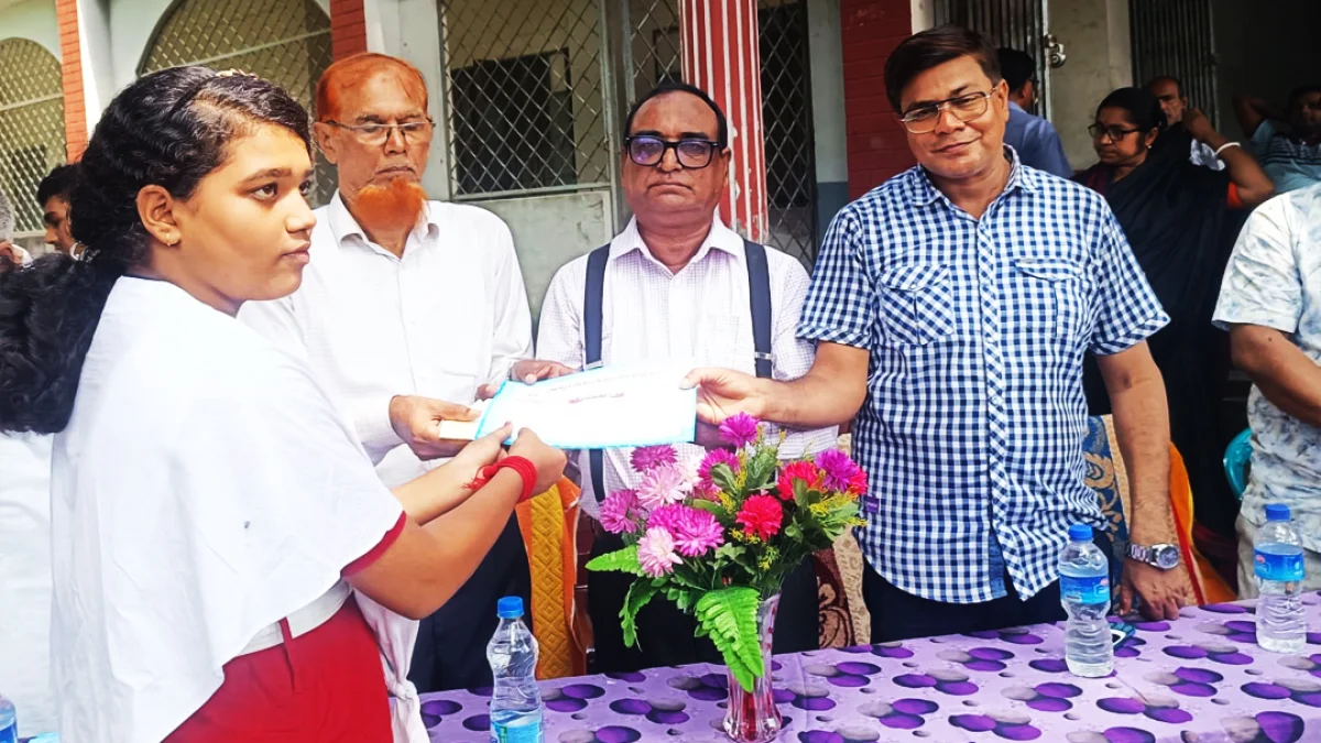 তালায় ৫০ শিক্ষার্থী পেলেন 'আব্দুল লতিফ সরদার শিক্ষা বৃত্তি'