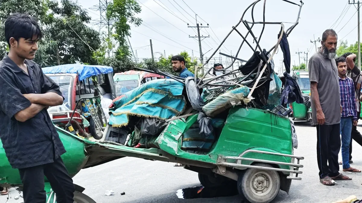 বাস-সিএনজির সংঘর্ষে নিহত ২, পুলিশের ওপর স্থানীয়দের হামলা