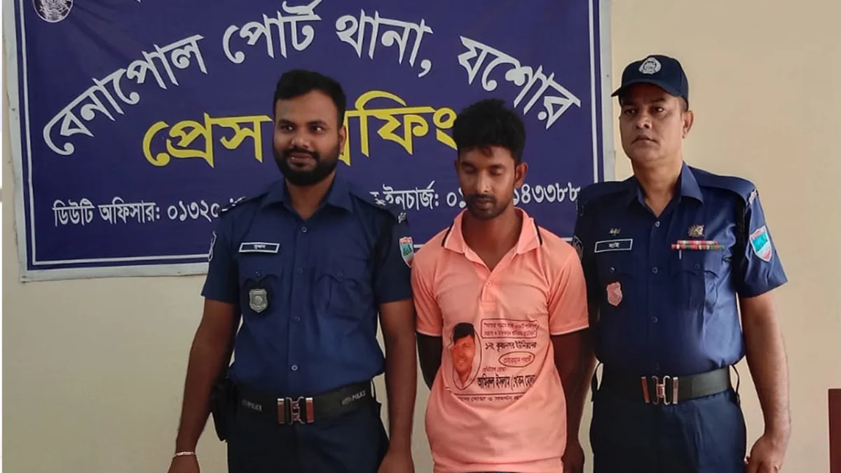 বেনাপোলে পিস্তল, গুলি ও ম্যাগাজিনসহ ভ্যান চালক আটক