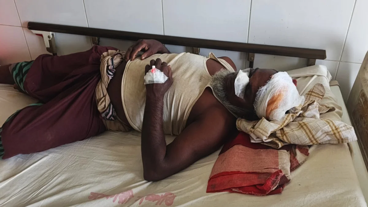 বৃদ্ধকে কুপিয়ে আহত করে ৫০ হাজার টাকা ছিনতাই