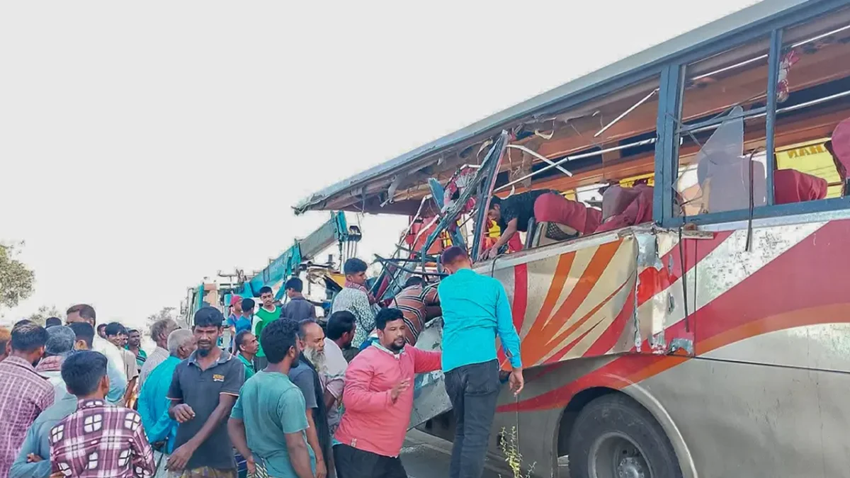 দাঁড়িয়ে থাকা ট্রাকে বাসের ধাক্কায় নিহত ৩, আহত ১৫