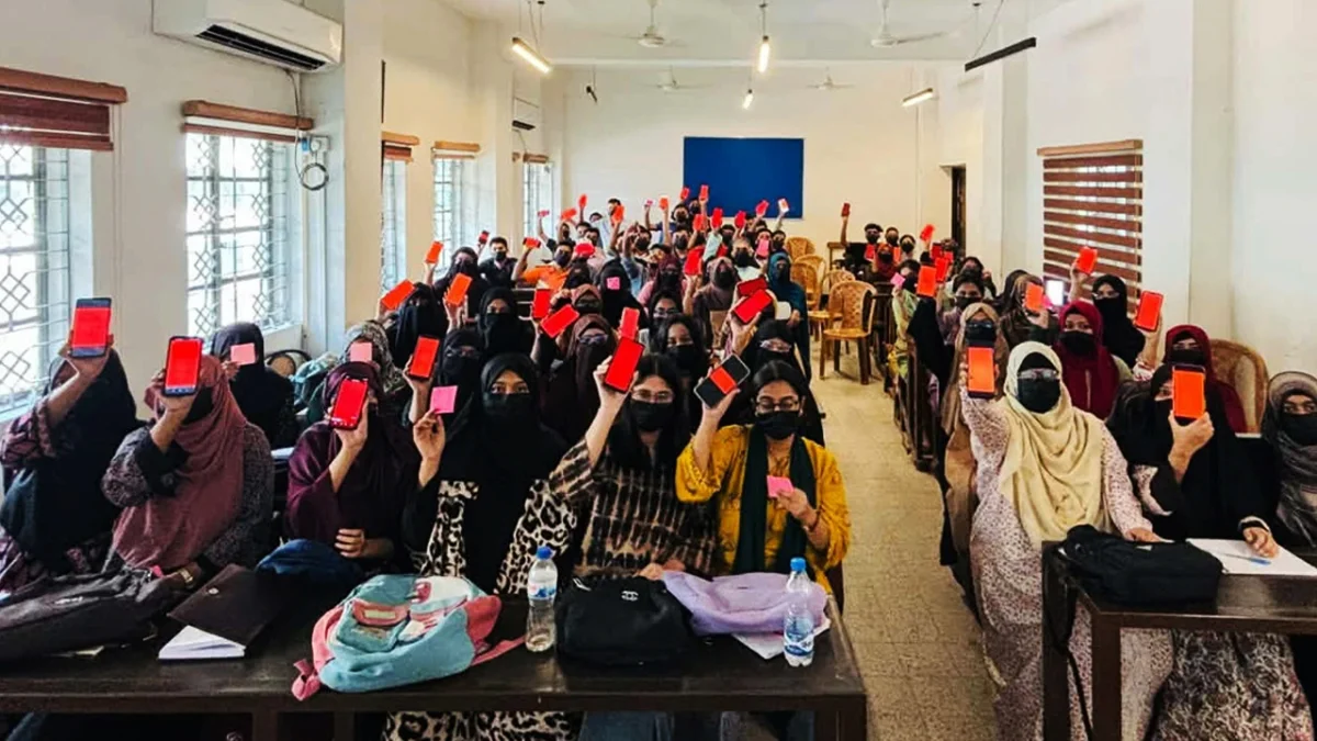 এবার ঢাবি শিক্ষককে লাল কার্ড দেখালেন শিক্ষার্থীরা