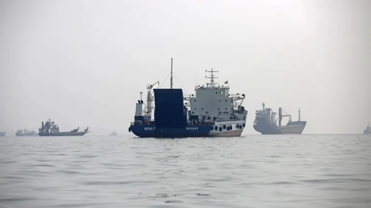হরমুজে মাইনে আঘাতের পর তেলবাহী ট্যাংকারে আগুন