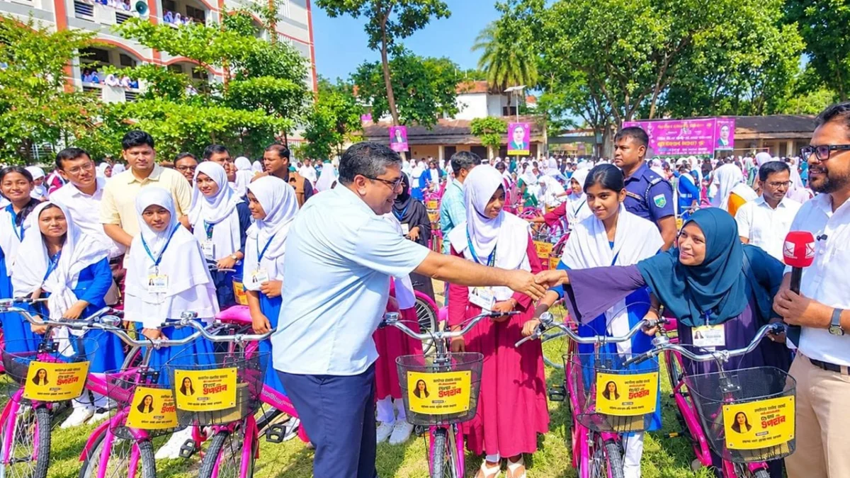 জাইমা রহমানের জন্মদিনে ৫ শতাধিক ছাত্রীকে বাইসাইকেল উপহার