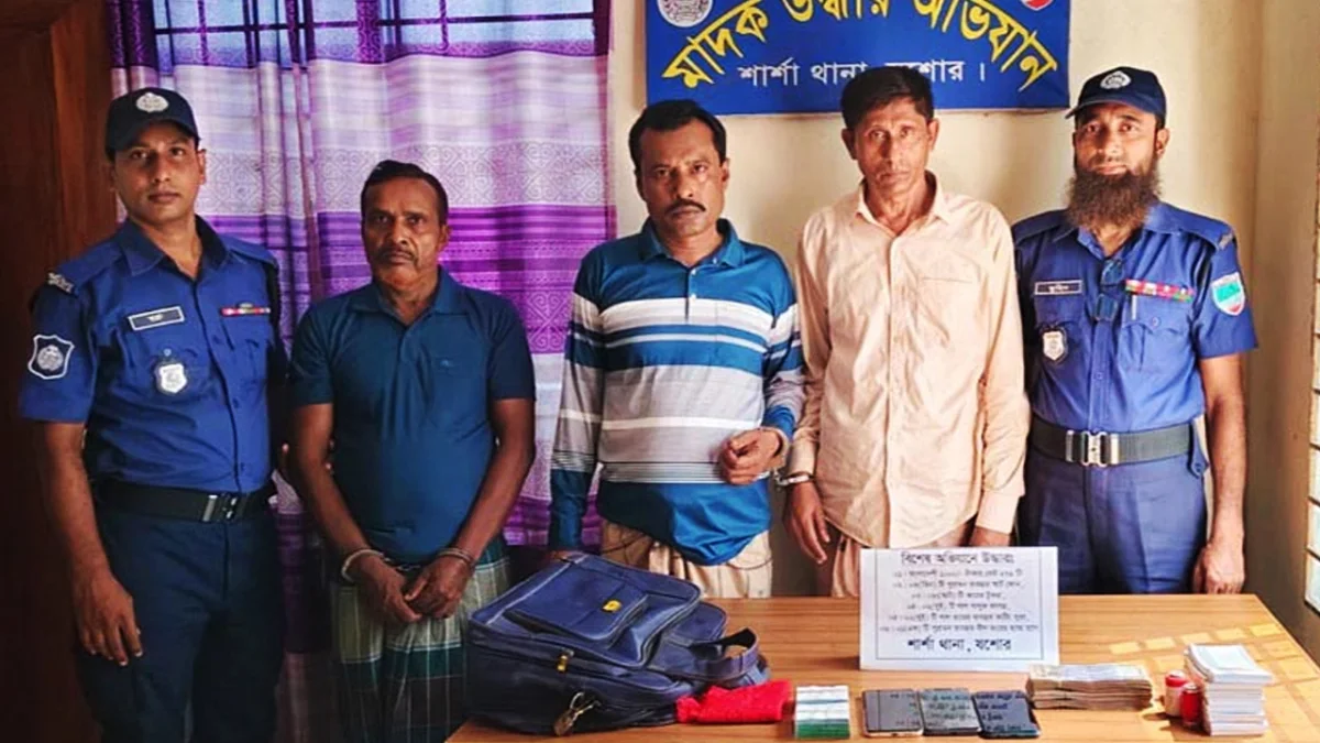 কাঁচের টুকরা দিয়ে টাকার কারসাজি!