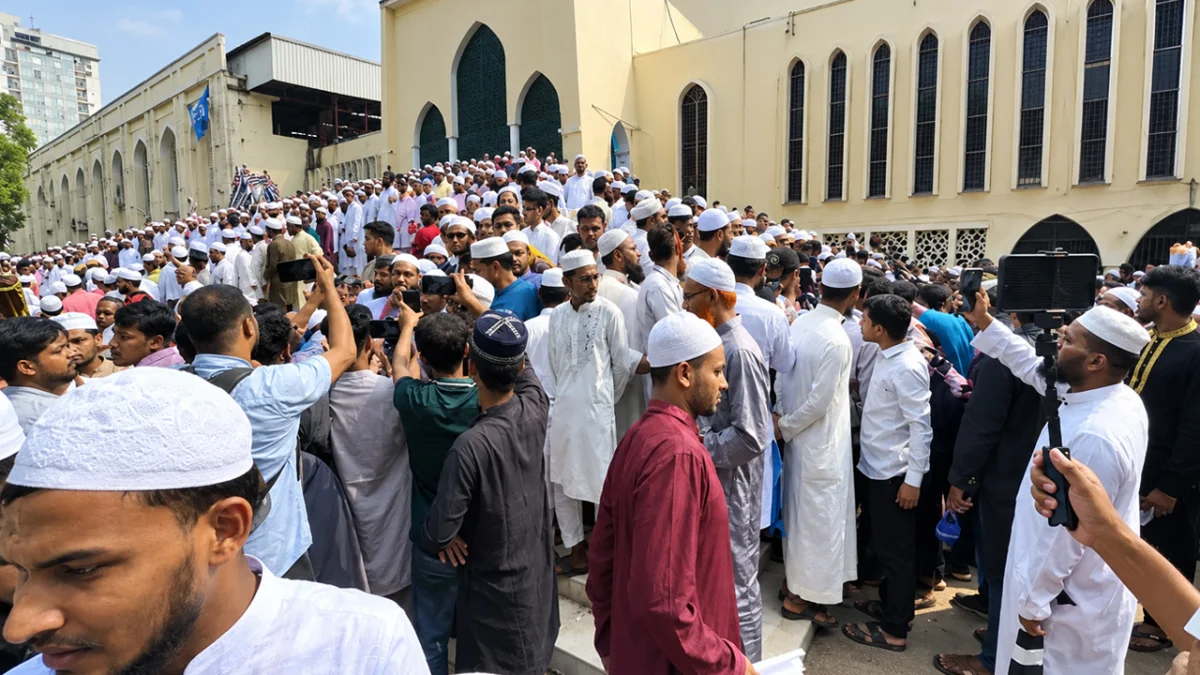 খতিবের অপসারণের দাবিতে বায়তুল মোকাররমে উত্তেজনা