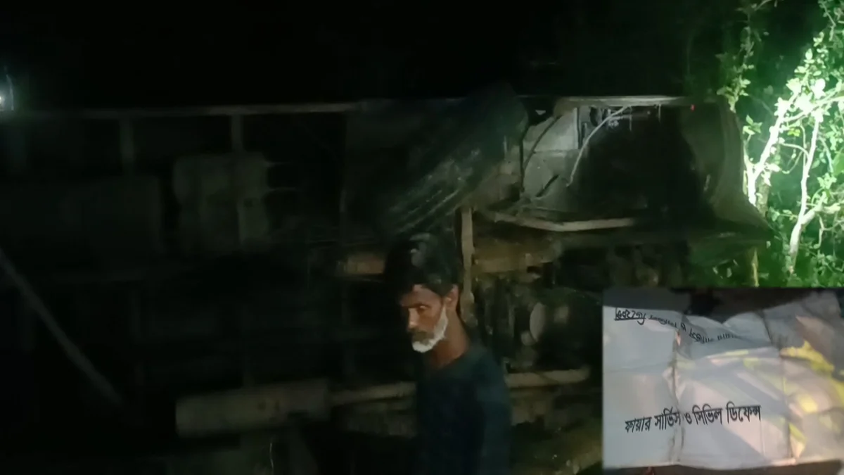 খুলনা-সাতক্ষীরা মহাসড়কে লংমার্চের বাস খাদে পড়ে নিহত ১, আহত ১০