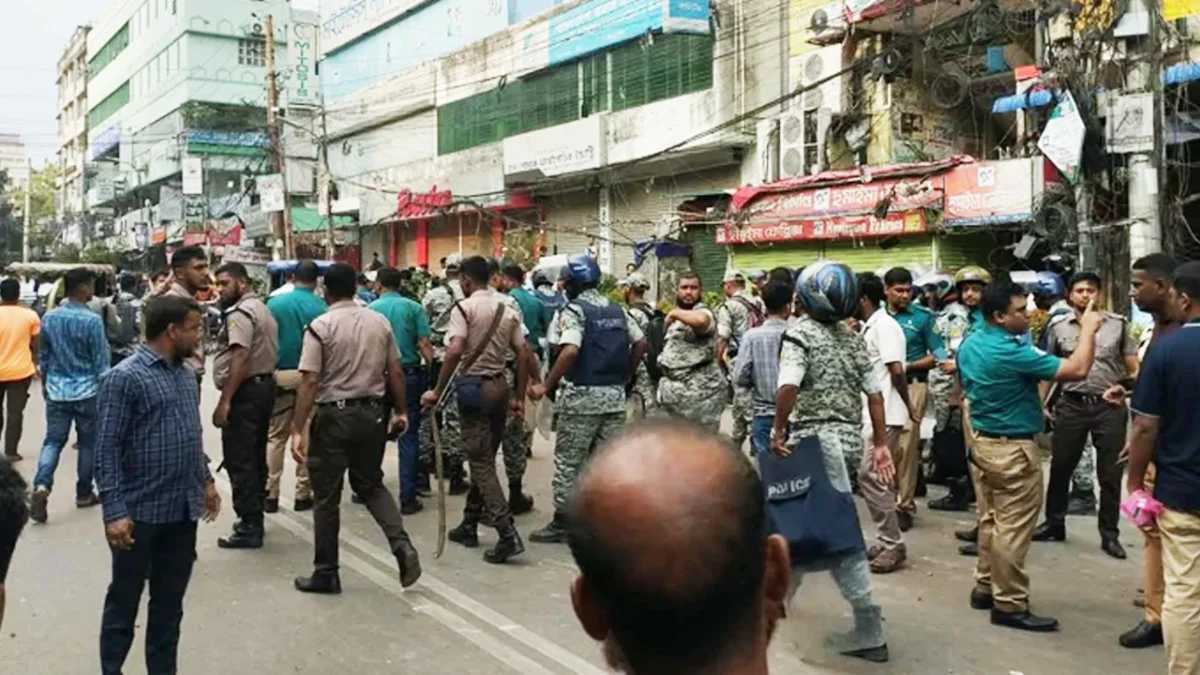 মিরপুরে শ্রমিকদের সঙ্গে পুলিশের পাল্টাপাল্টি ধাওয়া