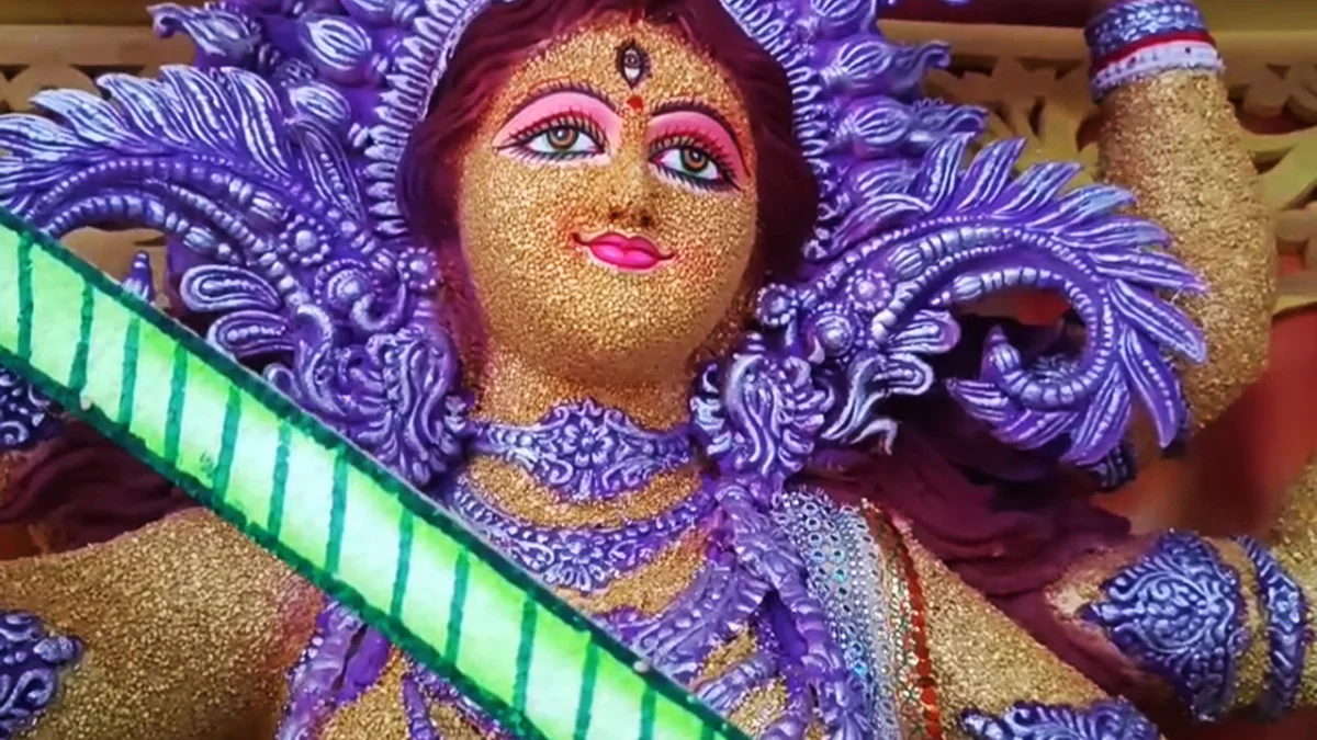 মুগ ডাল দিয়ে ব্যতিক্রমী প্রতিমা নির্মাণ, দর্শনার্থীদের ভিড়