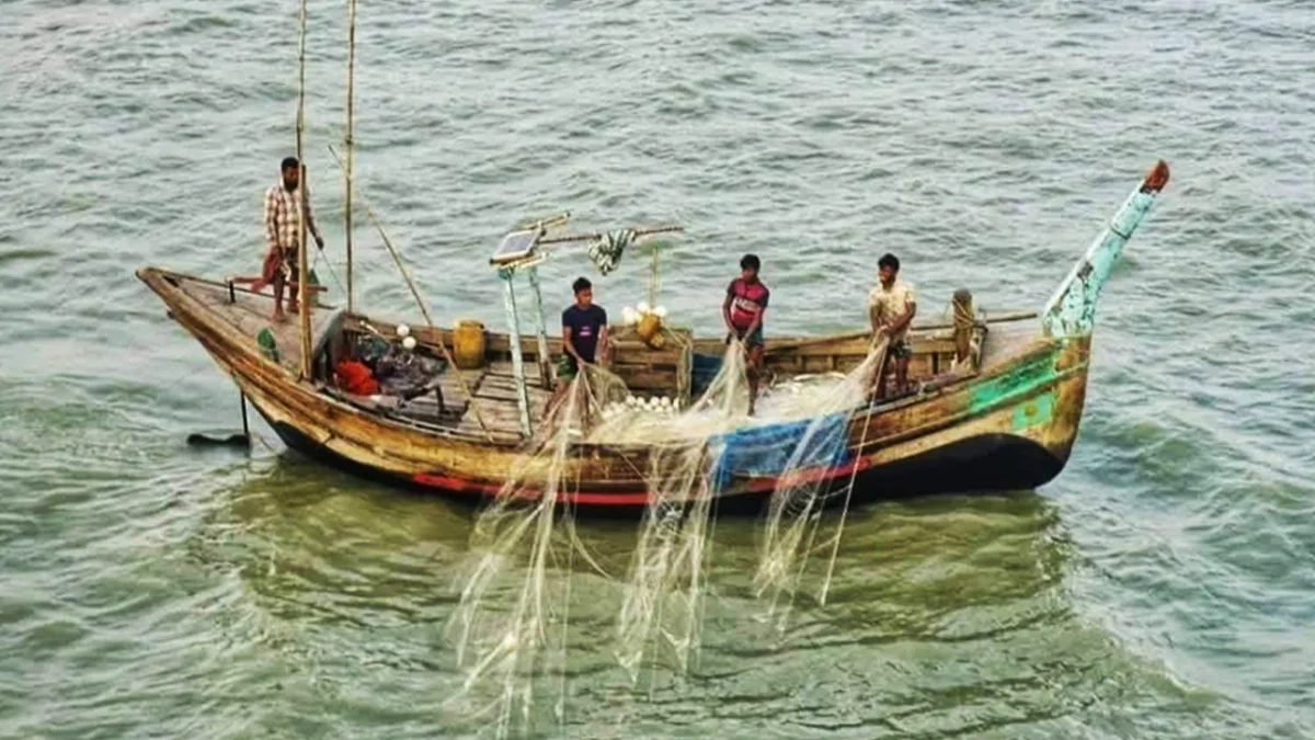 নিষেধাজ্ঞা শেষে সাগরে ফিরেছেন জেলেরা, বাজারে বেড়েছে ইলিশ