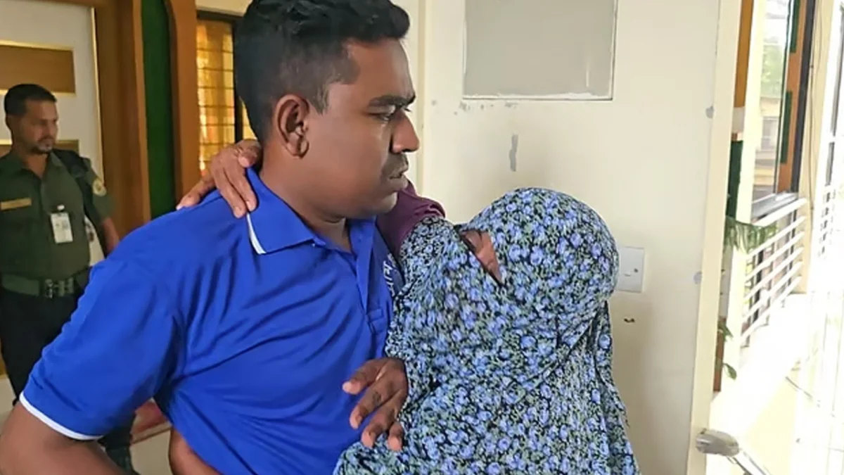 ছেলের ঘরে ঠাঁই চেয়ে ছেলেকে জড়িয়ে ধরে কান্নায় ভেঙে পড়েন মা। তবে ছেলে মাকে নিজের সঙ্গে রাখতে রাজি হননি।