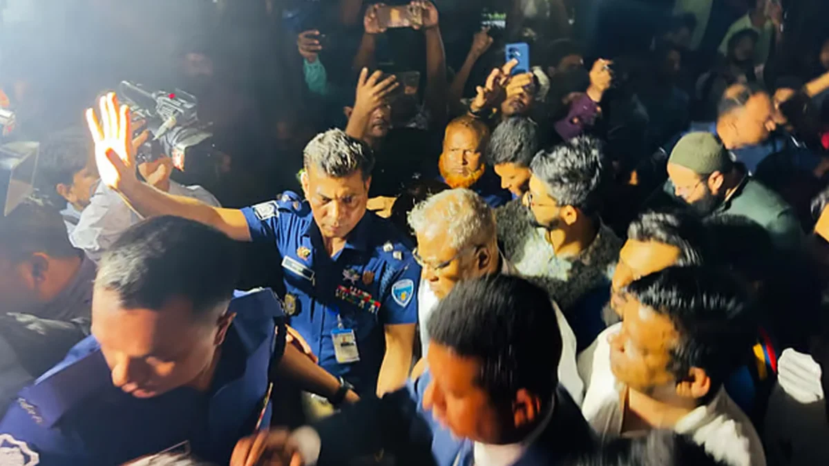 প্রায় ৩০ ঘণ্টা পর অবরুদ্ধ চুয়েট উপাচার্যকে বের করলেন ডিসি