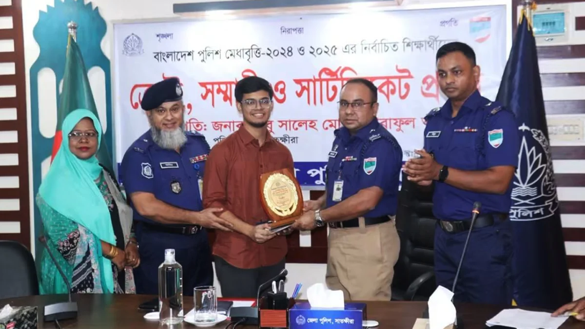 সাতক্ষীরায় মেধাবী শিক্ষার্থীদের মাঝে বৃত্তি প্রদান