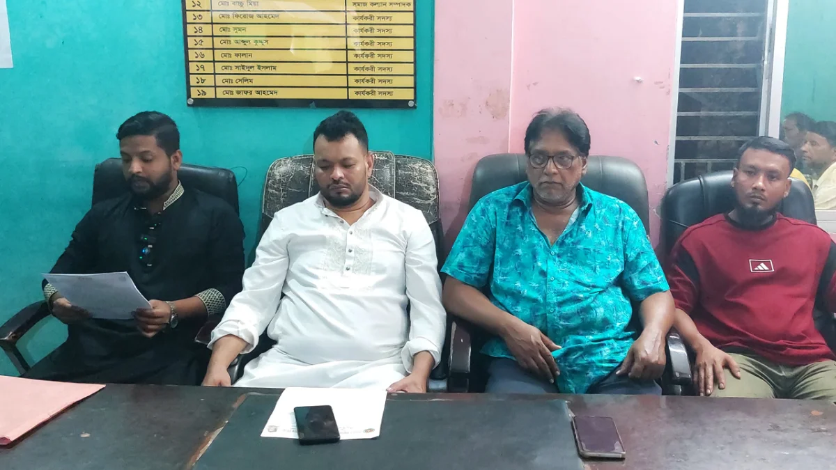 ঠিকাদার ও শ্রমিক বিরোধে বন্ধ গুদামের শস্য সরবরাহ